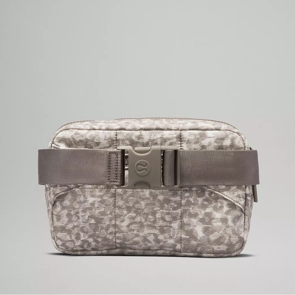 lululemon quilted grid belt bag 🤍 - Picture 2 of 3